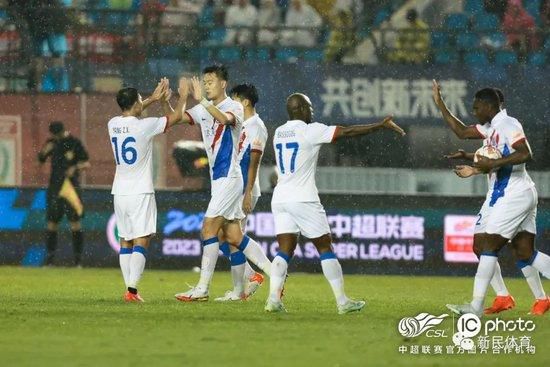 德拉季奇还曾在2017年帮助斯洛文尼亚获得了欧锦赛冠军，并当选欧锦赛MVP。